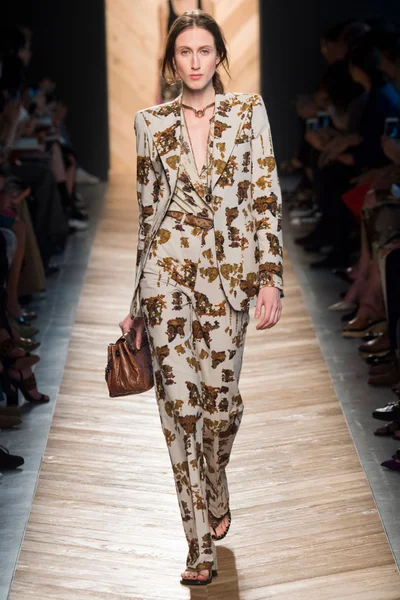 Look 16